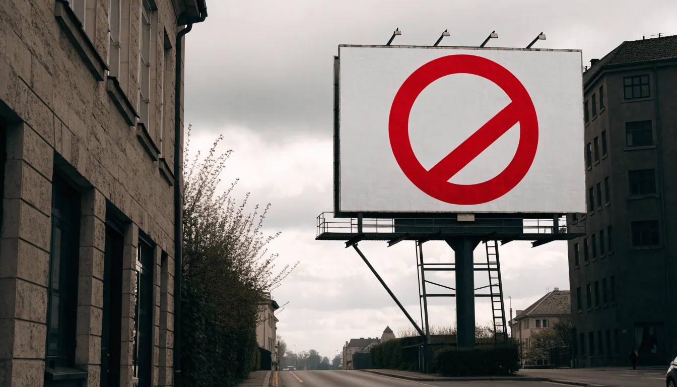 Utendørs reklameplakat med rødt forbudstegn mot overskyet byhimmel